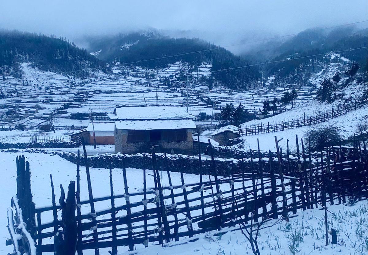 ढोरपाटनमा भारी हिमपात