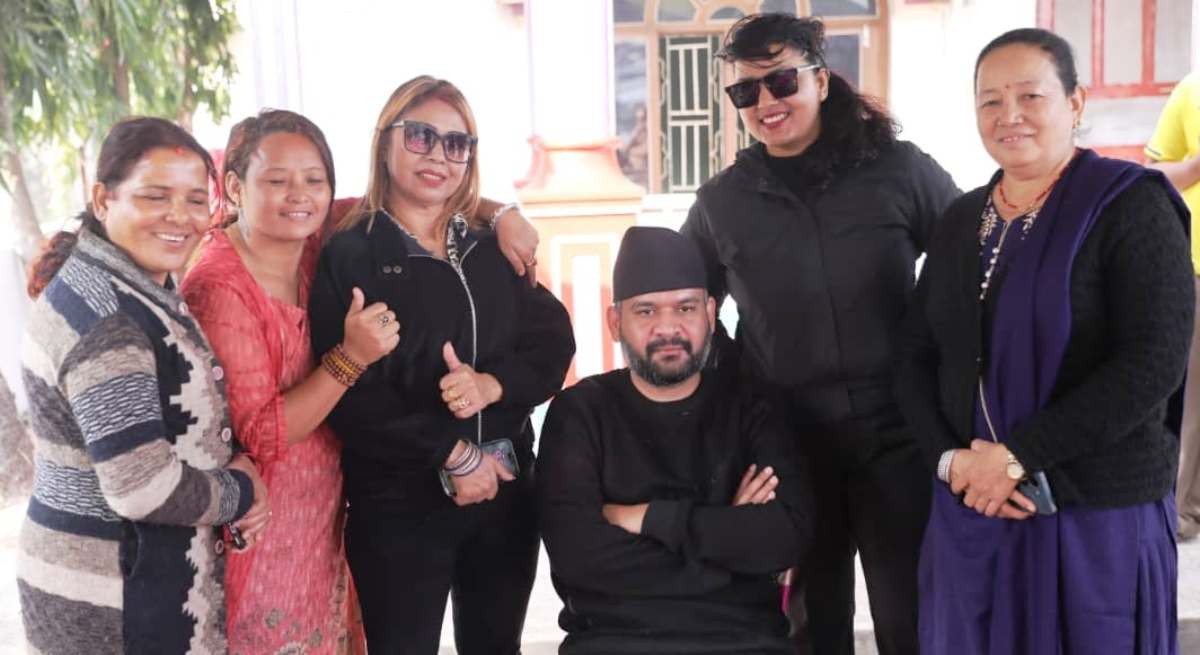 झापा-५ का मतदातासँग भलाकुसारीमा जुटे बालेन