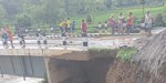 रामेछापको भटौली खोलामा बाढी : पक्की पुलमा क्षति, सवारी आवगमन अवरुद्ध