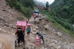 तातोपानी नाकामा ठूलो पहिरो: सडक अवरुद्ध, जनजीवन प्रभावित