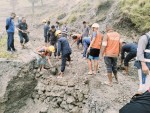 अविरल वर्षाले भत्किएको बाटो पुनःनिर्माणमा जुट्यो नेपाल प्रहरी