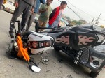 काठमाडौंको नैकापमा मोटरसाइकल र ट्याक्सी ठोक्किँदा मानवीय क्षति भएन