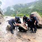 कर्णाली राजमार्गअन्तर्गत पहिरोले अवरुद्ध सडक खण्ड सुचारु गर्न नेपाल प्रहरी सक्रिय