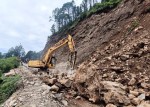 मदन भण्डारी राजमार्गअन्तर्गत रिडी-तम्घास सडकखण्डको बाख्रेभीरमा पहिरो पन्छाइँदै, यातायात सूचारु गर्ने प्रयास तीव्र