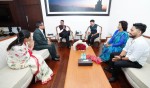 महाराष्ट्रका मुख्यमन्त्रीसँग कांग्रेस नेताहरूको भेट, ढाकाटोपी उपहार