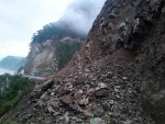 तुइन खोलामा खसेको पहिरोका कारण नारायणगढ–मुग्लिन  सडक अवरुद्ध