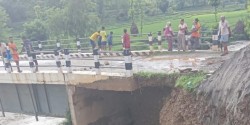 रामेछापको भटौली खोलामा बाढी : पक्की पुलमा क्षति, सवारी आवगमन अवरुद्ध