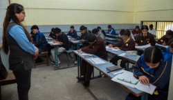 बीस हजार विद्यार्थीको नेत्र परीक्षण गर्दै
