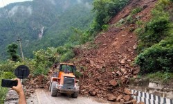 वर्षाले गुल्मी र बैतडीमा सडक अबरुद्ध, आवागमन ठप्प