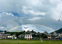 जुम्लाको खलङ्गा बजारमा बादलमाथि देखियो इन्द्रेणी