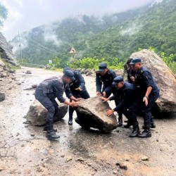 कर्णाली राजमार्गअन्तर्गत पहिरोले अवरुद्ध सडक खण्ड सुचारु गर्न नेपाल प्रहरी सक्रिय