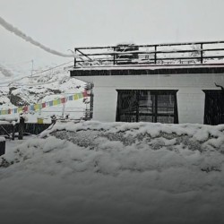 मुस्ताङको मुक्तिनाथ वरपर हिमपात, तीर्थयात्री र पर्यटक उत्साहित