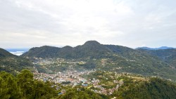 तम्घास बजारको दृश्य : वर्षा रोकिएपछि खुलेको मौसमले झनै सुन्दरता थप्यो