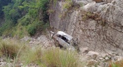 हेटौंडा गइरहेको कार सडकबाट खोंचमा खस्यो, दुई जनाको मृत्यु 