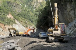 बिपी राजमार्गमा अवरुद्ध, सवारीसाधन ‘होल्ड’