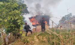 जङगलमा लागेको डढेलो गाउँ पस्यो