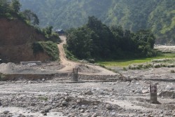 तमोर कोरिडोरका पुल निर्माणमा ढिलाइ हुँदा सास्ती भोग्दै यात्रु