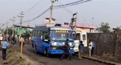 बसको ठक्करबाट पैदलयात्रीको मृत्यु : अरनिको राजमार्ग अवरुद्ध