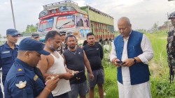 मुख्यमन्त्री सिंहको छड्के:अवैध असुली भइरहेको ढाटबाट तीन जना पक्राउ