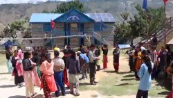 विद्यालयको भवन नहुँदा भुइँमै बसेर पढ्न बाध्य मुगुका विद्यार्थी