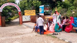 मुख्यमन्त्री कार्यालय अगाडि सहिद परिवारका सदस्यहरु धर्नामा