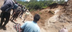 गिट्टी कुट्दै गरेकी महिलालाई पहिरोले पुर्यो