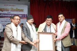ताप्लेजुङ सरोकार केन्द्रद्वारा वरिष्ठ नेत्र विशेषज्ञ डा रुइत सम्मानित