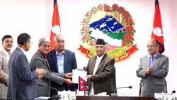 सरकारबाट बाहिरिएपछि पहिलोपटक ओली र देउवासँग प्रचण्ड
