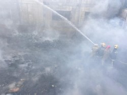 काठमाडौंको तीनकुनेमा काठ गोदाममा भीषण आगलागी, निभाउने प्रयास जारी