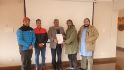 बङ्गलादेशमा हिन्दुहरूमाथि आक्रमणको विरोधमा विश्व हिन्दु युवा सङ्घद्वारा बङ्गलादेशी राजदूतलाई ज्ञापनपत्र