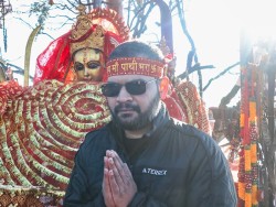 श्रीपञ्चमीमा पाथीभरा दर्शन गरे झापा–५ का उम्मेदवार बालेन शाहले