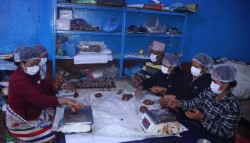 माघे सङ्क्रान्ति नजिकिँदै, टोखामा चाकु उत्पादन तीव्र तराईबाट सख्खर आयात गरी परम्परागत उद्योगलाई निरन्तरता