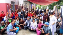 खानीखोलाका ज्येष्ठ नागरिकलाई छाता र लौरो उपहार