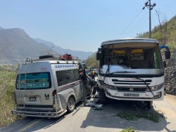 माइक्रोबस र बस एकापसमा ठोक्किँदा १० जना घाइते