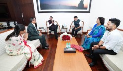 महाराष्ट्रका मुख्यमन्त्रीसँग कांग्रेस नेताहरूको भेट, ढाकाटोपी उपहार