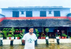 पुरानो घर सजाउँदै, पर्यटकलाई लोभ्याउँदै निरबानेका लक्ष्मण