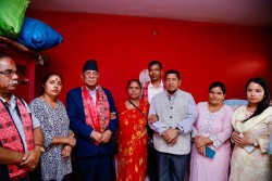 अध्यक्ष प्रचण्ड सहिद परिवारको घरमा