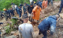 पहिरोमा ज्यान गुमाएका व्यक्तिका परिवारलाई केन्द्र सरकारद्वारा राहत रकम प्रदान