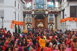 पशुपतिनाथलगायत देशभरका शिवालयमा बिहानैदेखि दर्शनार्थीको भीड