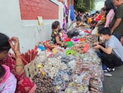 तिहारमा मिठाइ, किसमिस र झिलिमिली बत्तीको व्यापार बढ्यो