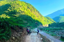 ढोरपाटन पुग्ने सडक बिग्रीँदा पर्यटकलाई सास्ती