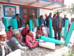 विश्व रेडक्रस दिवसको अवसरमा आगलागी पीडितलाई राहात वितरण