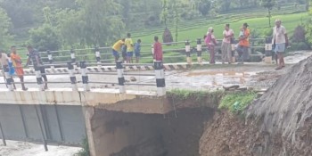 रामेछापको भटौली खोलामा बाढी : पक्की पुलमा क्षति, सवारी आवगमन अवरुद्ध
