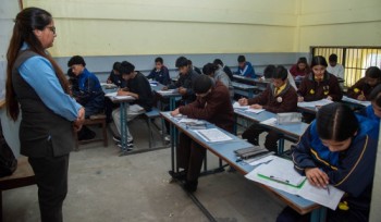 बीस हजार विद्यार्थीको नेत्र परीक्षण गर्दै