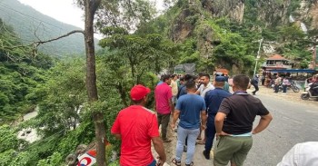 तनहुँको ऐनापहरा बस दुर्घटना : ५ घाइते, २ जनालाई चितवन रिफर