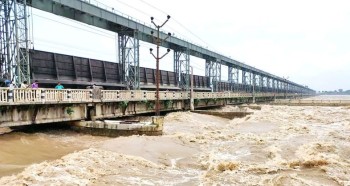 सप्तकोशीमा पानीको बहाव एक लाख ७९ हजार क्युसेक, खतरा बढ्दै