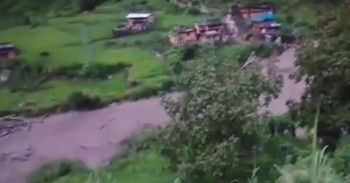 बाजुरामा बाढीले दुई घर बगायो, वडा कार्यालय जोखिममा