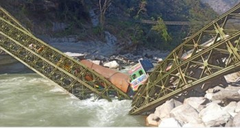 ताप्लेजुङमा अविरल वर्षाका कारण रानी पुलस्थित बेलिब्रिज बगायो, यातायात पूर्णरूपमा अवरुद्ध
