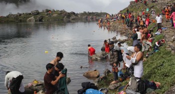 गोसाइँकुण्डमा डुबेर बेपत्ता भएका दुई युवकको खोजी तीव्र, सुरक्षाकर्मीको संयुक्त टोली खटियो
