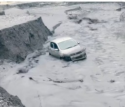 गुल्मीको डहरे खोलामा भेलले बगाउँदै गरेको कार स्थानीयको सहयोगमा उद्धार